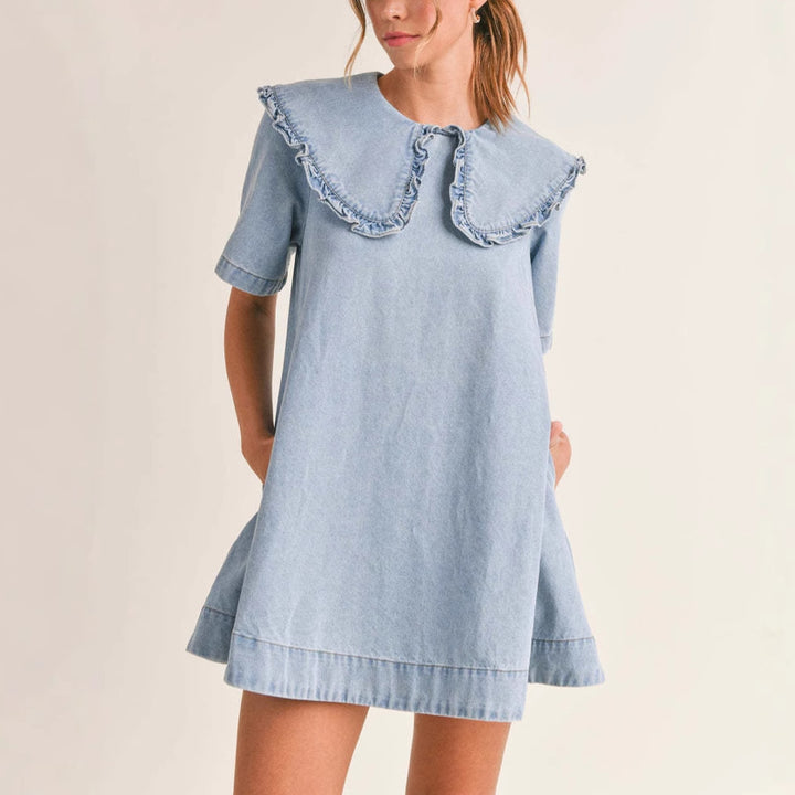 kvinders denimkjole med voluminøs krave og ruffle detaljer Stilla