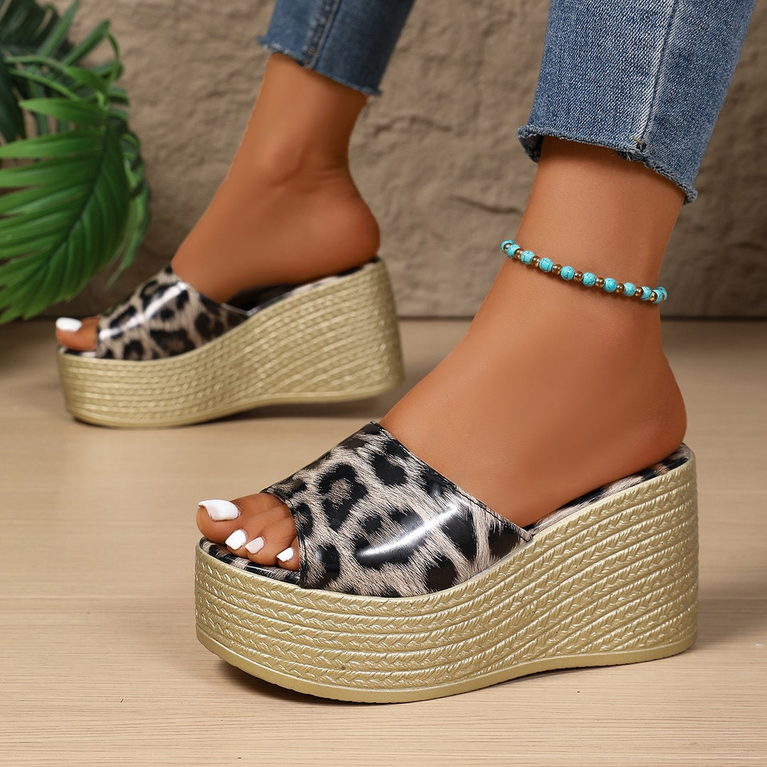 Dame Plateau-Mules med moderne leopardmønster og sofistikeret remdesign Stilla