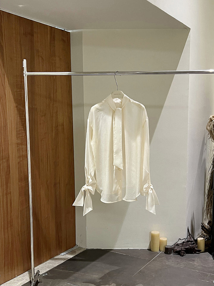 Damebluse med innovative båndærmer og elegant struktur Stilla