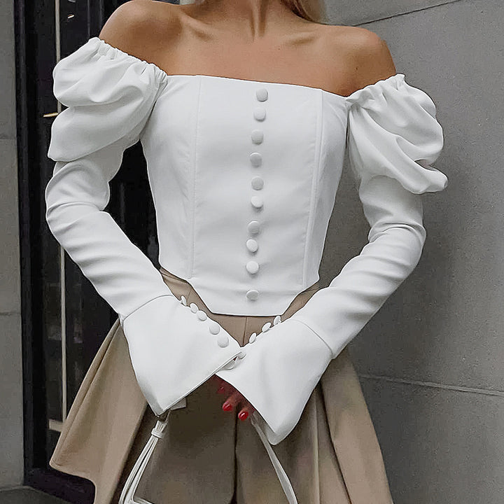 Dame skulderfri top med voluminøse ærmer og elegante knapdetaljer Stilla
