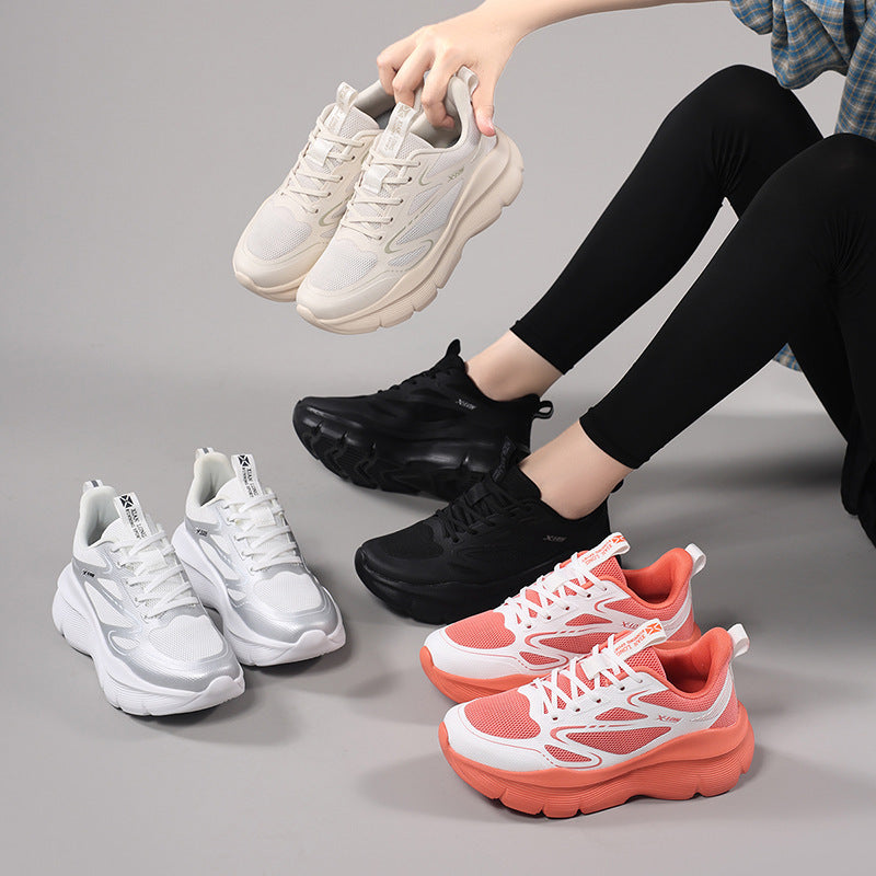 Dame nan modische Volumen-sneaker med åndbart mesh, forstærkende overlays og ekstra dæmpet kilebund Skovae