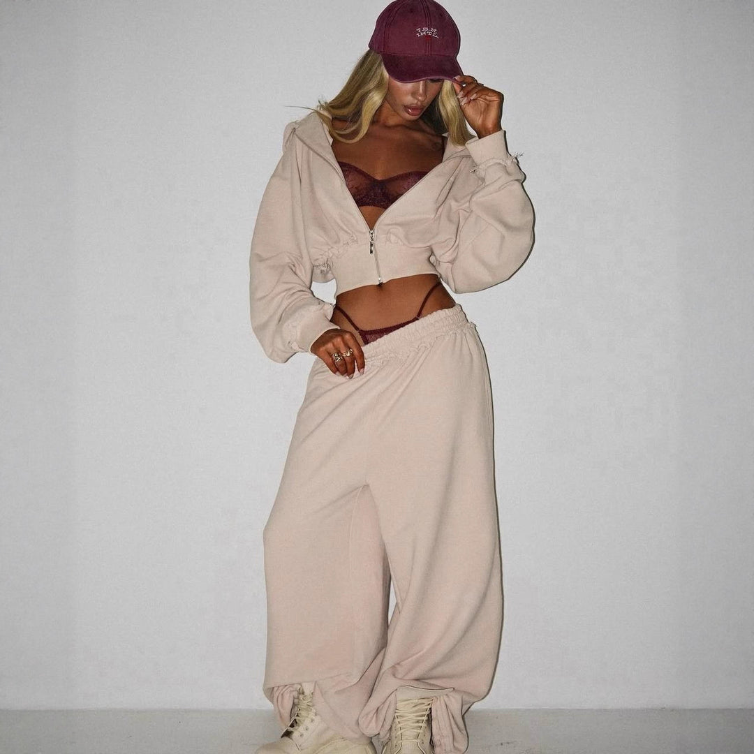 Kvinders cropped tracksuit med en afslappet pasform og vidde bukser Skovae