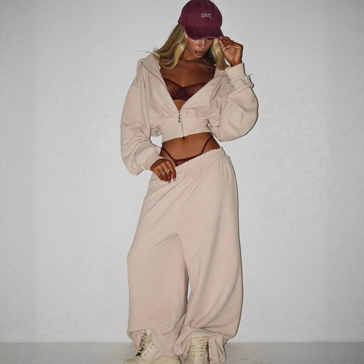 Kvinders cropped tracksuit med en afslappet pasform og vidde bukser Skovae