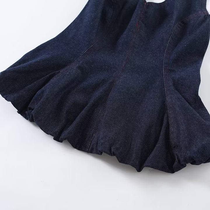 Damebluse med raffineret snøring i ryggen og udskåret kant Skovae