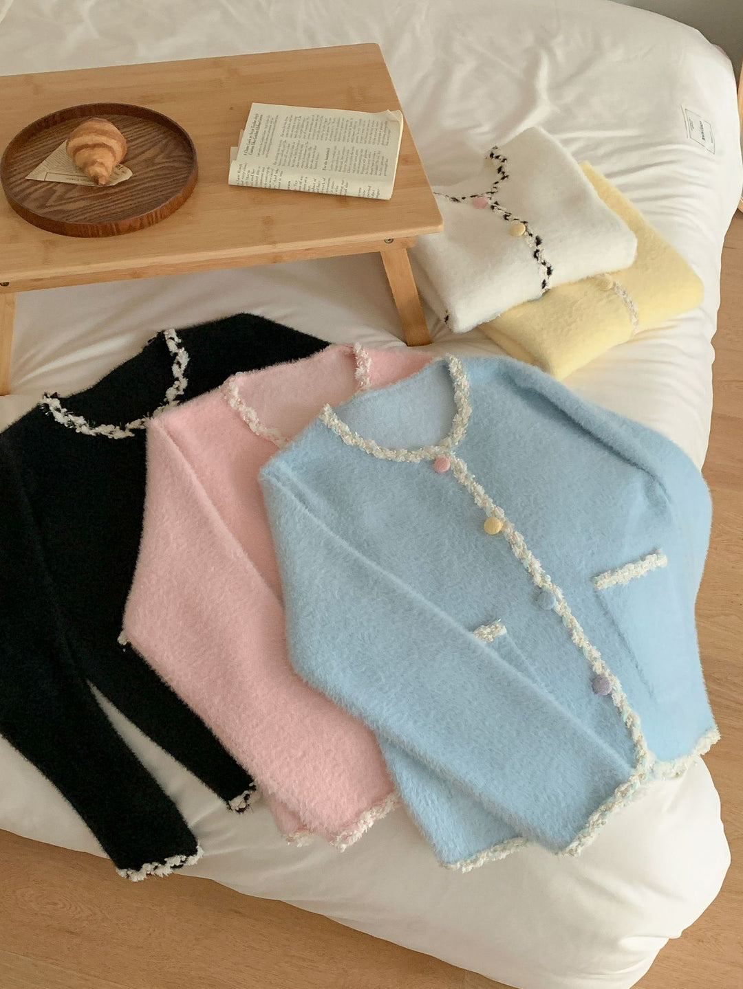 Kvinders hyggelige cardigan med farverige knapper og lommer