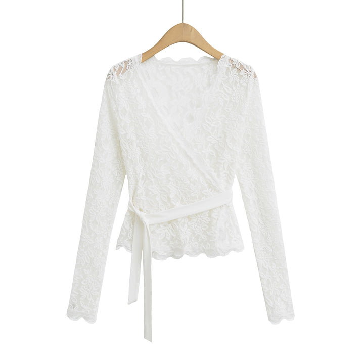 Dame spidsbluse med elegant indpakningsdesign og fine detaljer Stilla