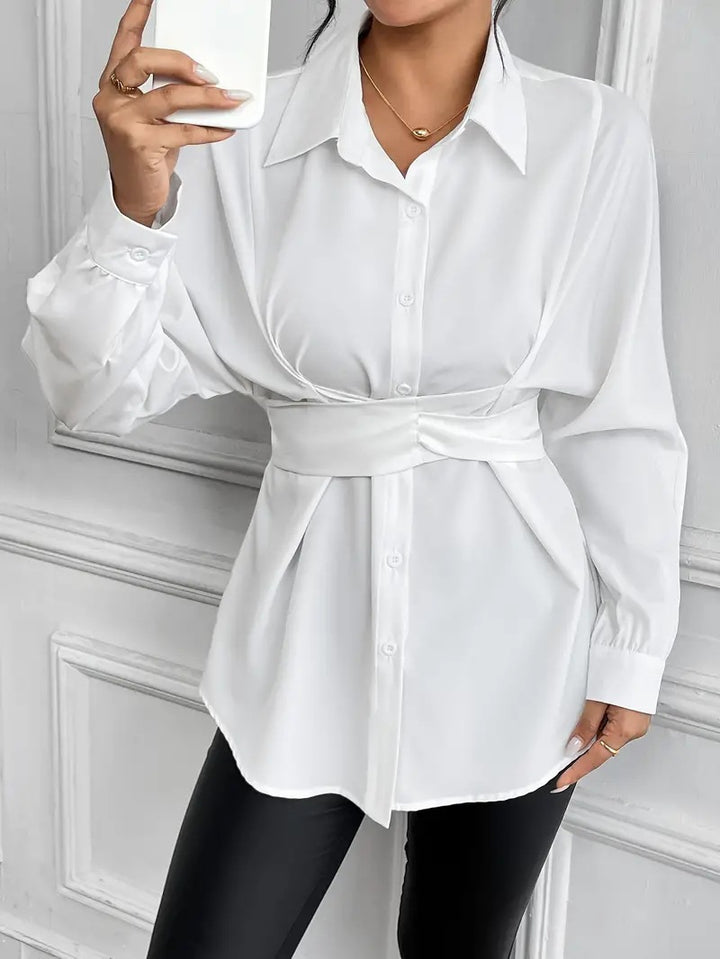 Damer elegant bluse med tætsiddende snit og moderne bælte Stilla