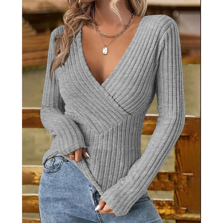 Kvinders elegante og tætsiddende ribbet sweater med V-hals Stilla