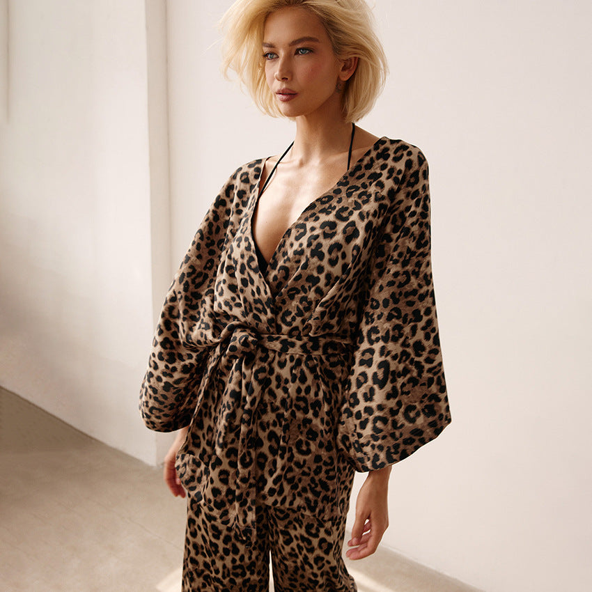 Dame satin kimono robe med moderne leopardmønster og brede ærmer Stilla