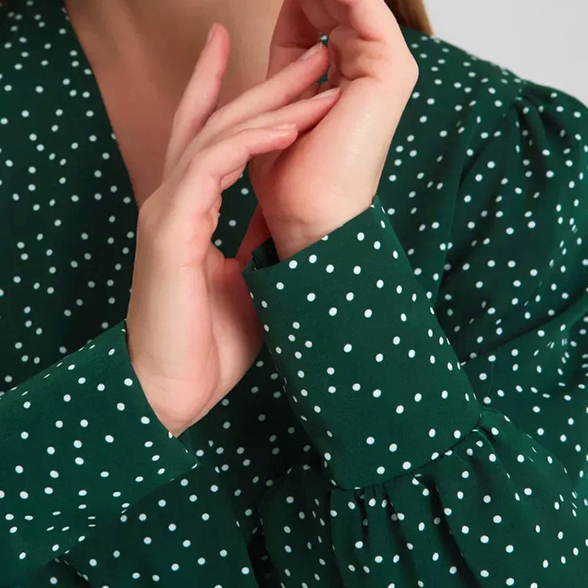 Dame vendekjole med elegante pufærmer og let V-udskæring Stilla