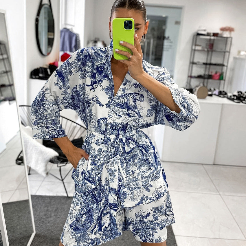 Dame elegant morgenkåbe i klassisk Toile-de-Jouy stil Stilla