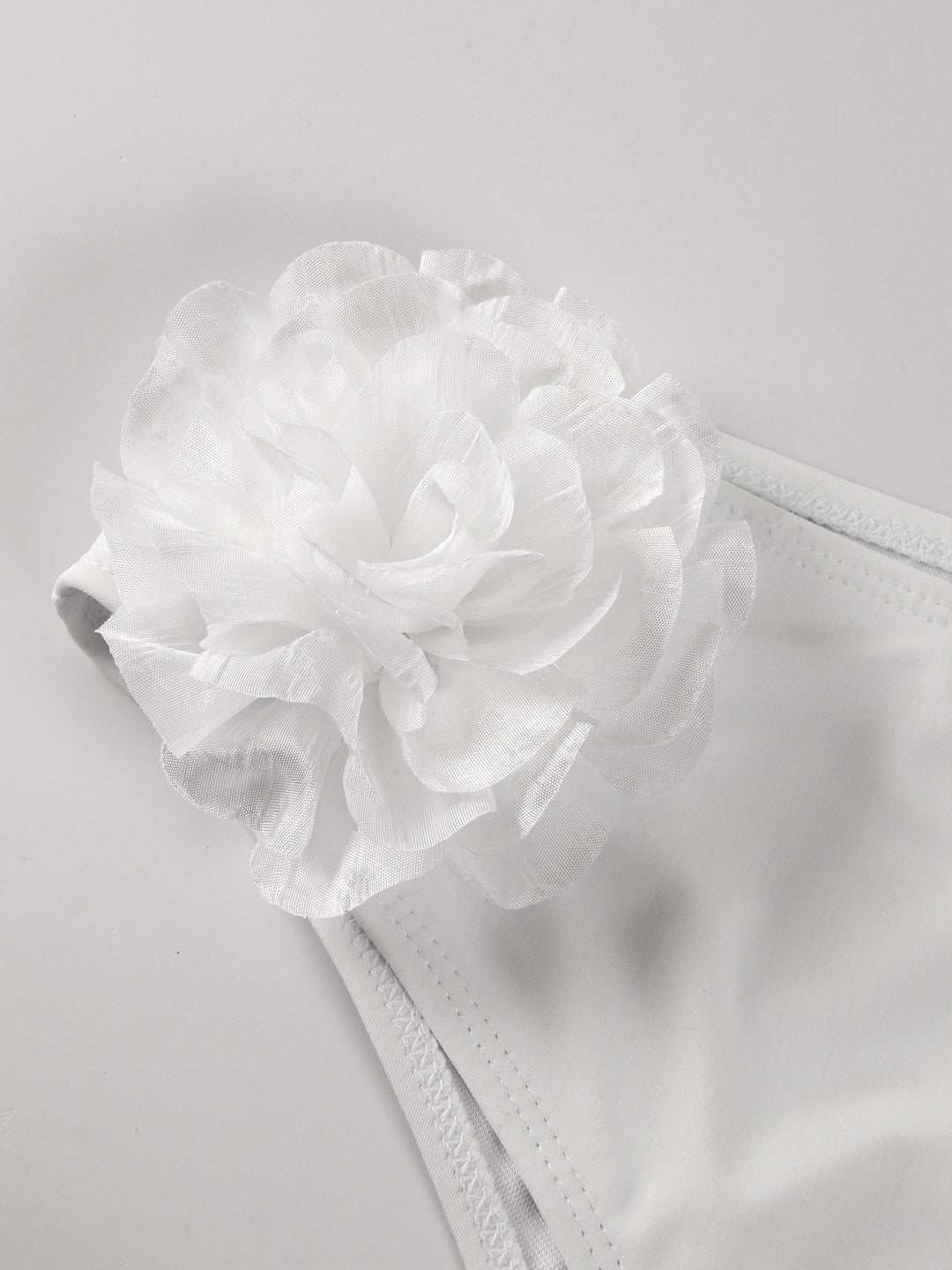 Dame bikini-sæt med elegant bustier og raffinerede blomsterapplikationer Stilla