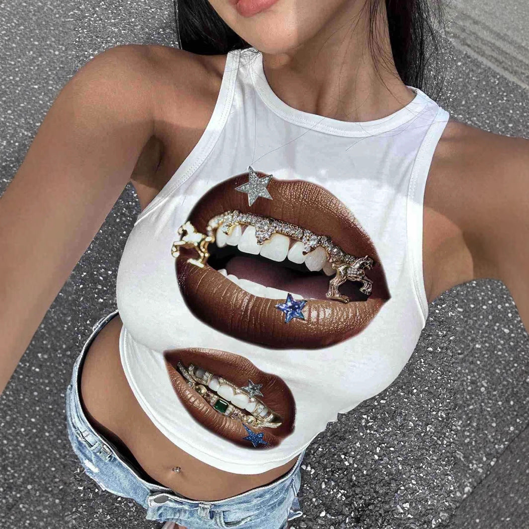 Dame tanktop med kunstnerisk læbe motiv og tætsiddende snit Skovae