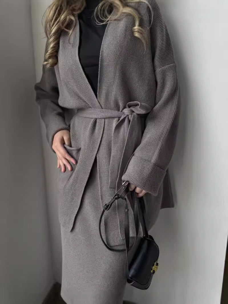 Kvinders elegante blyant kjole med stilfuld blazer jakke og praktiske lommer Stilla