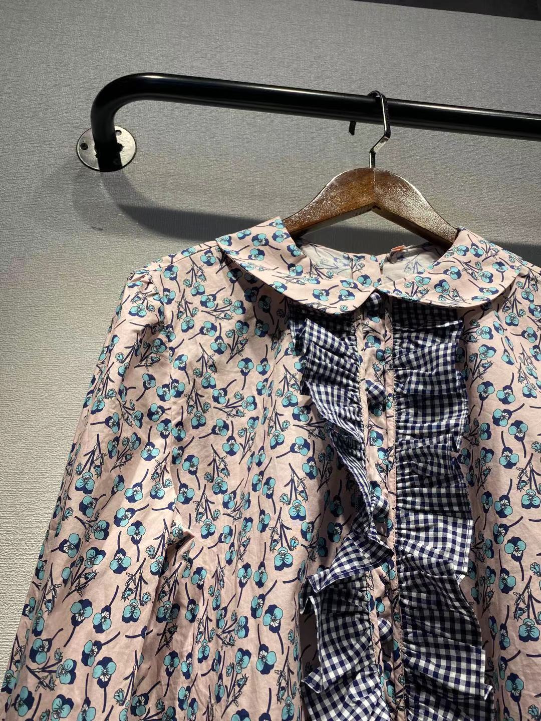 Damebluse med floralt design og elegant krave Stilla
