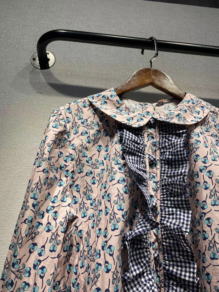Damebluse med floralt design og elegant krave Stilla