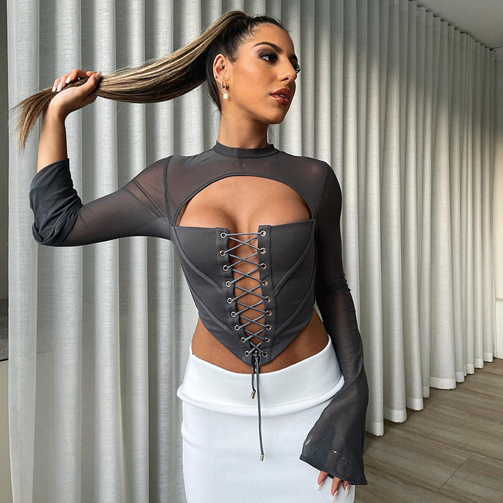 Dame Elegant skåret top med transparente ærmer og snørredetaljer Stilla