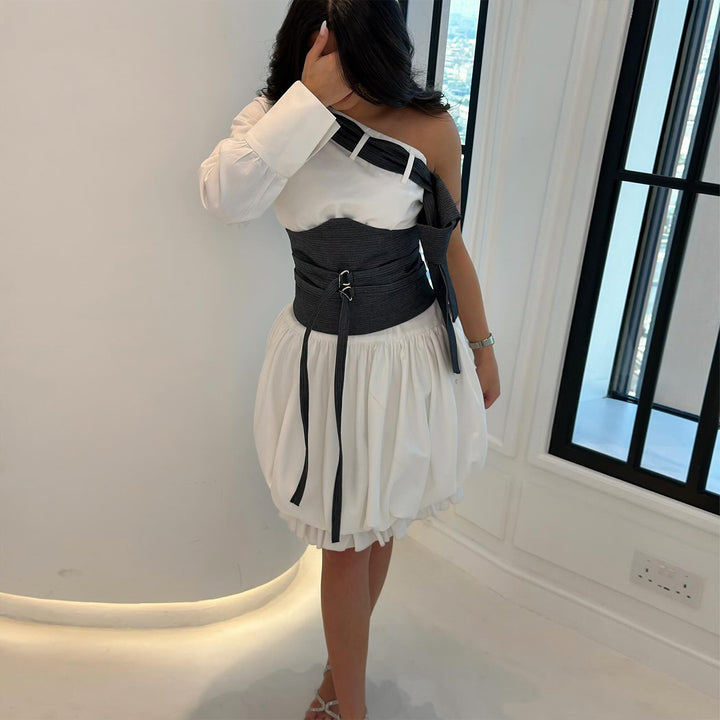 Kvinders Off-Shoulder Kjole med Innovativ Talje Bodice og Voluminøs Nederdel
