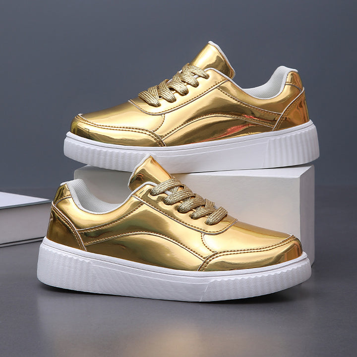 Dame nan lavt skåret sneakers med spejlende lakoverflade, polstret skaft og forhøjet sål med rillemønster Skovae