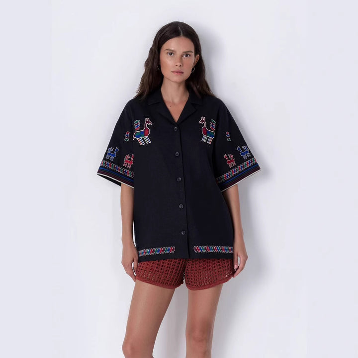 Dame kortærmet bluse med kunstnerisk dyrebroderi design og afslappet snit Stilla