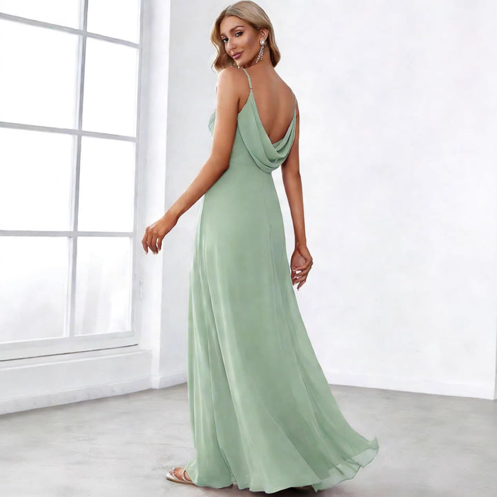 Damer nan flydende chiffon-aftenkjole med krydset drapering, empire-linje og fine spaghetti-stropper Skovae