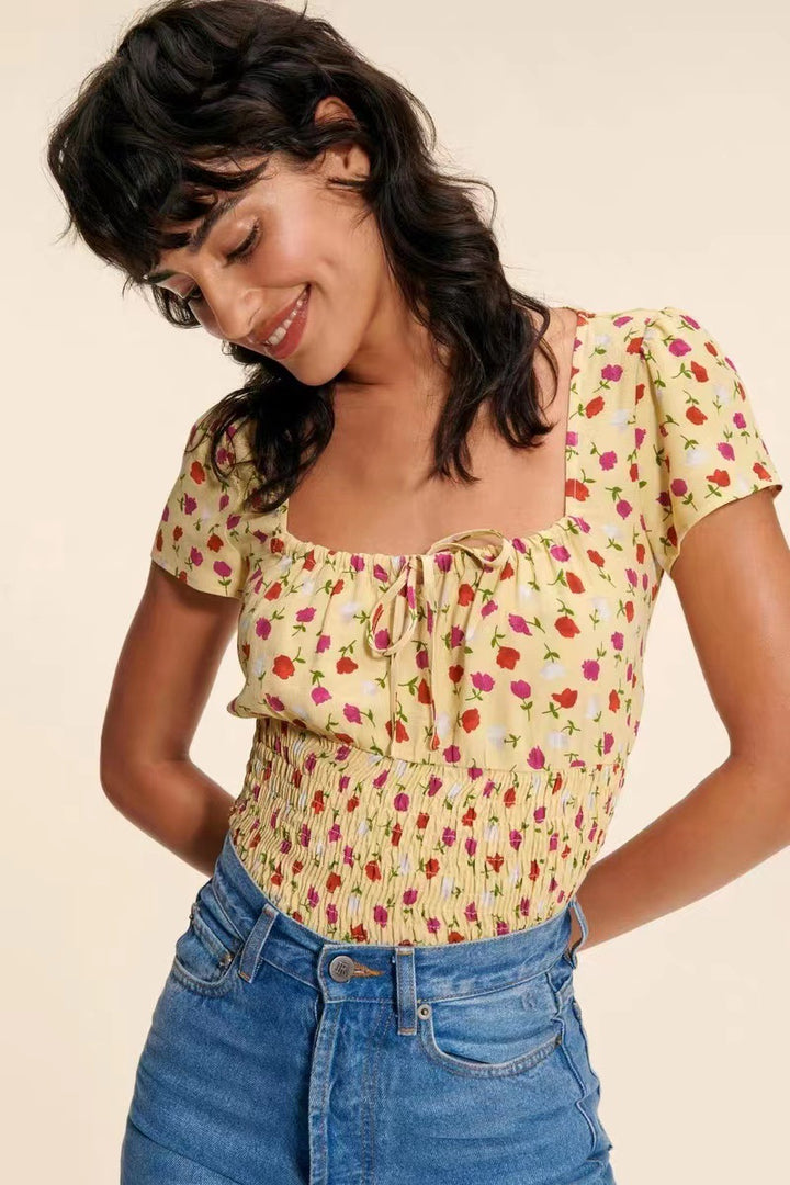 Damebluse med elastisk taljeindsamling og smukt blomstertryk Stilla