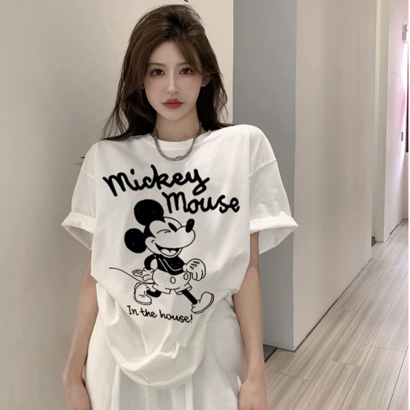 Dame T-shirt med kreativ Mickey Mouse grafisk tryk og afslappet pasform Stilla