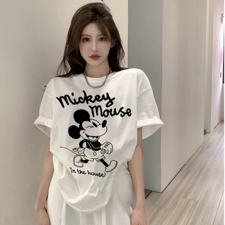 Dame T-shirt med kreativ Mickey Mouse grafisk tryk og afslappet pasform Stilla