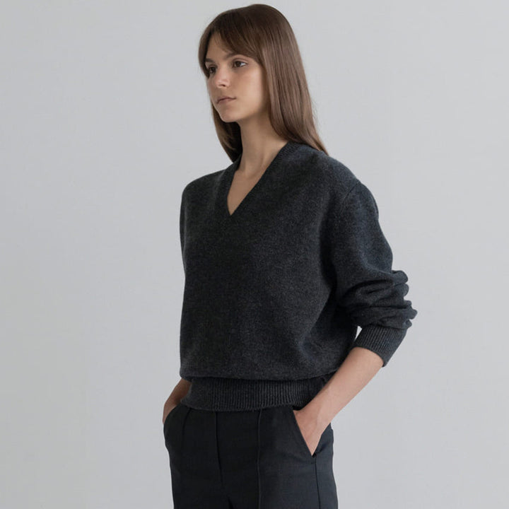 Dame V-hals striktrøje lavet af høj kvalitets cashmere-blanding med afslappet pasform og elastisk kant Stilla