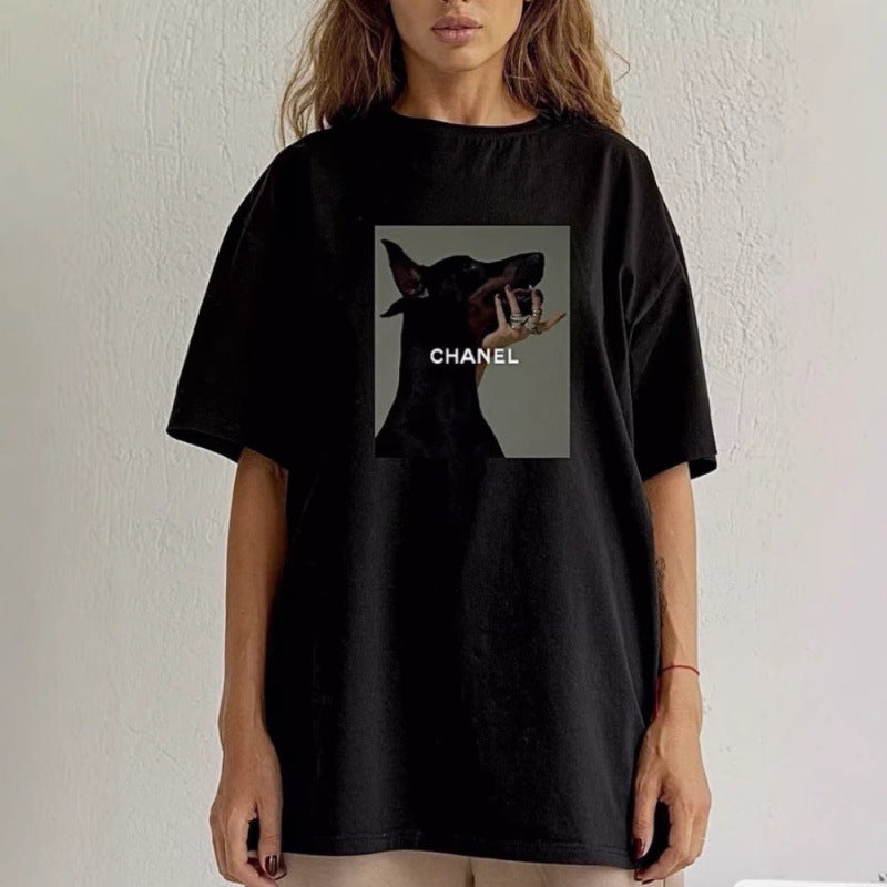 Dame T-shirt med kunstnerisk hundetryk og afslappet oversized pasform Stilla