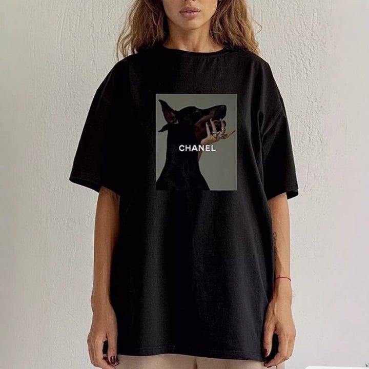 Dame T-shirt med kunstnerisk hundetryk og afslappet oversized pasform Stilla