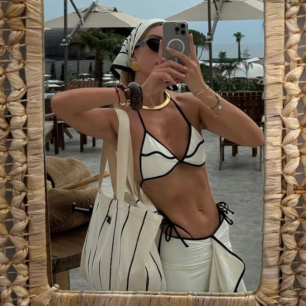 Damebikini med kontrasterende ruffle-detaljer og asymmetrisk snit Stilla