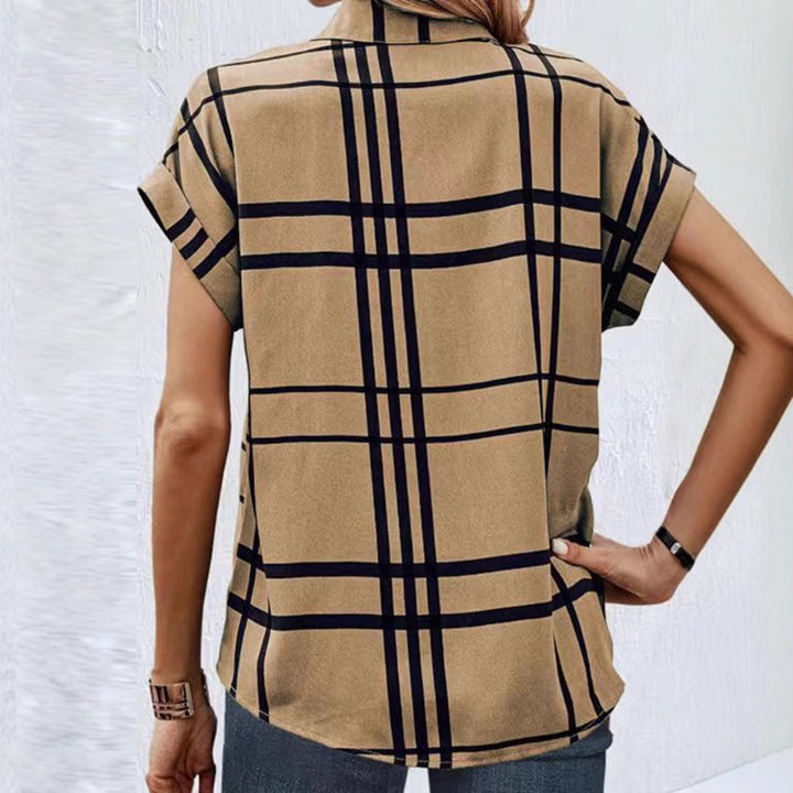 Dameternetternet Bluse med moderne design og to knapstolper Stilla