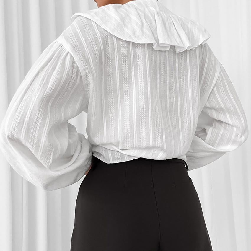 Damebluse med voluminøse flæser og elegant V-udskæring Stilla