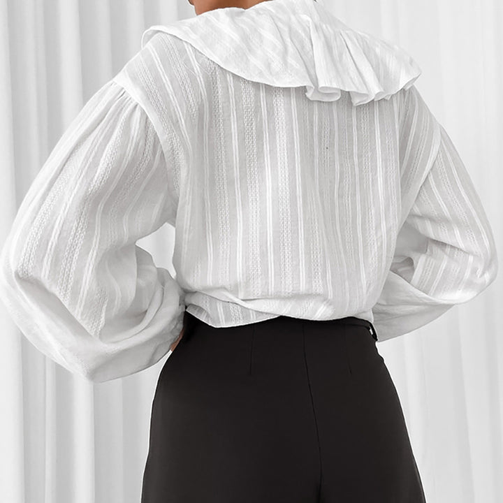 Damebluse med voluminøse flæser og elegant V-udskæring Stilla