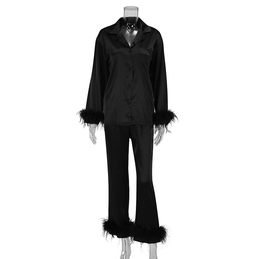 Dame Satin pyjamas med elegante fjerdetaljer Stilla