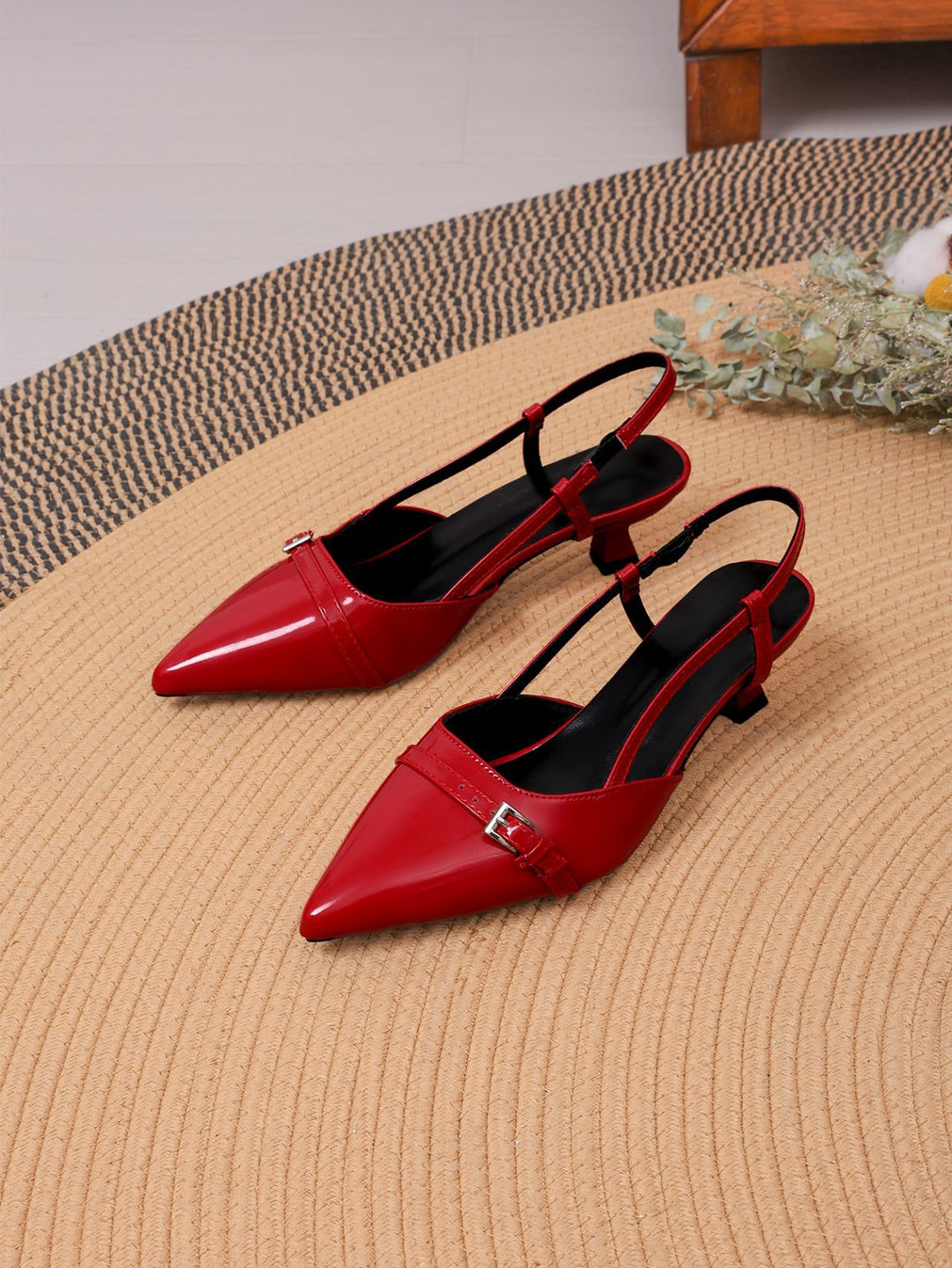 Dame Slingback Pumps med elegant spidset design og dekorativ spændeaccent Stilla