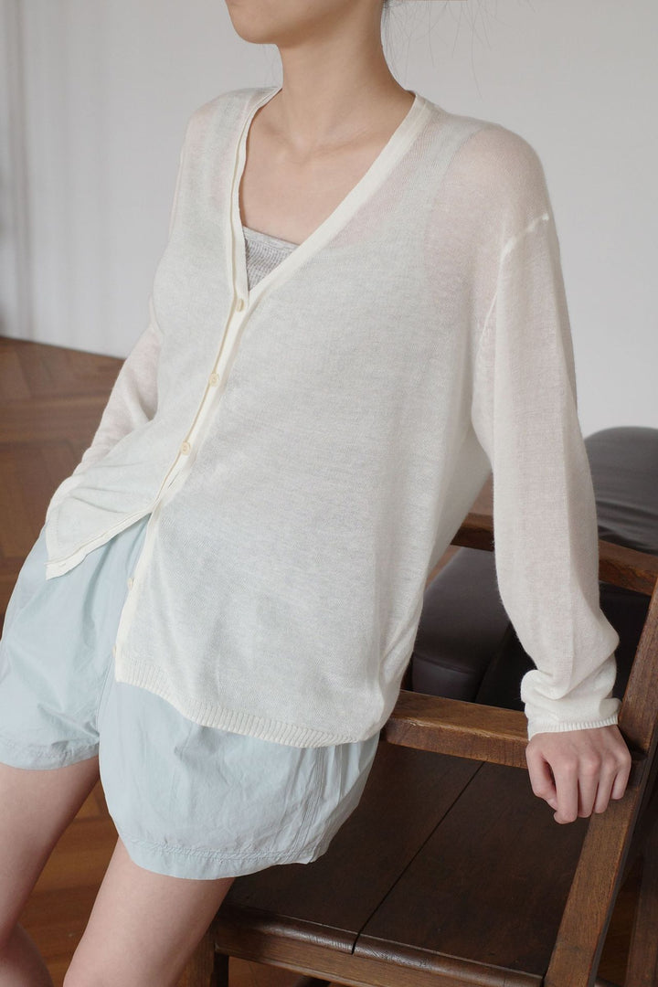 Dame løs strikket cardigan med fin knapliste og let gennemsigtigt design Stilla