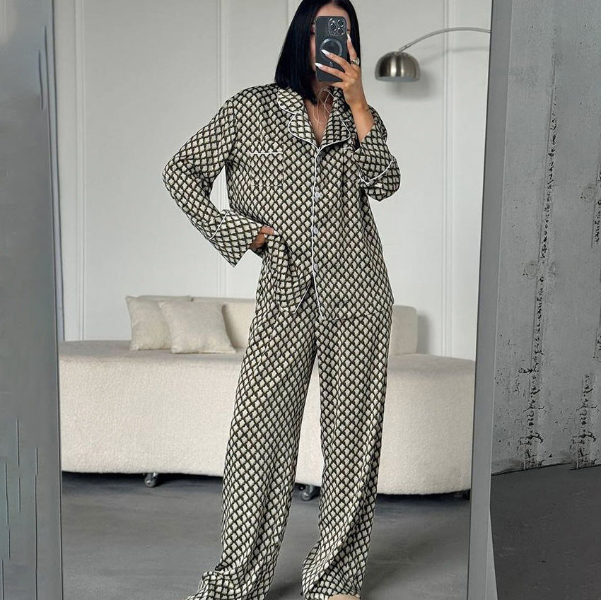 Dame elegant pyjamasæt med moderne geometrisk mønster og komfortable detaljer Stilla
