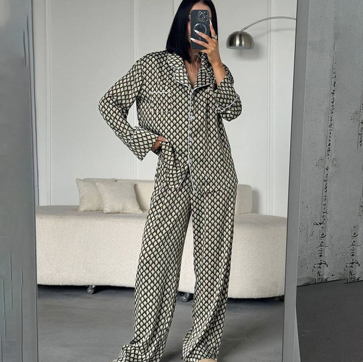Dame elegant pyjamasæt med moderne geometrisk mønster og komfortable detaljer Stilla