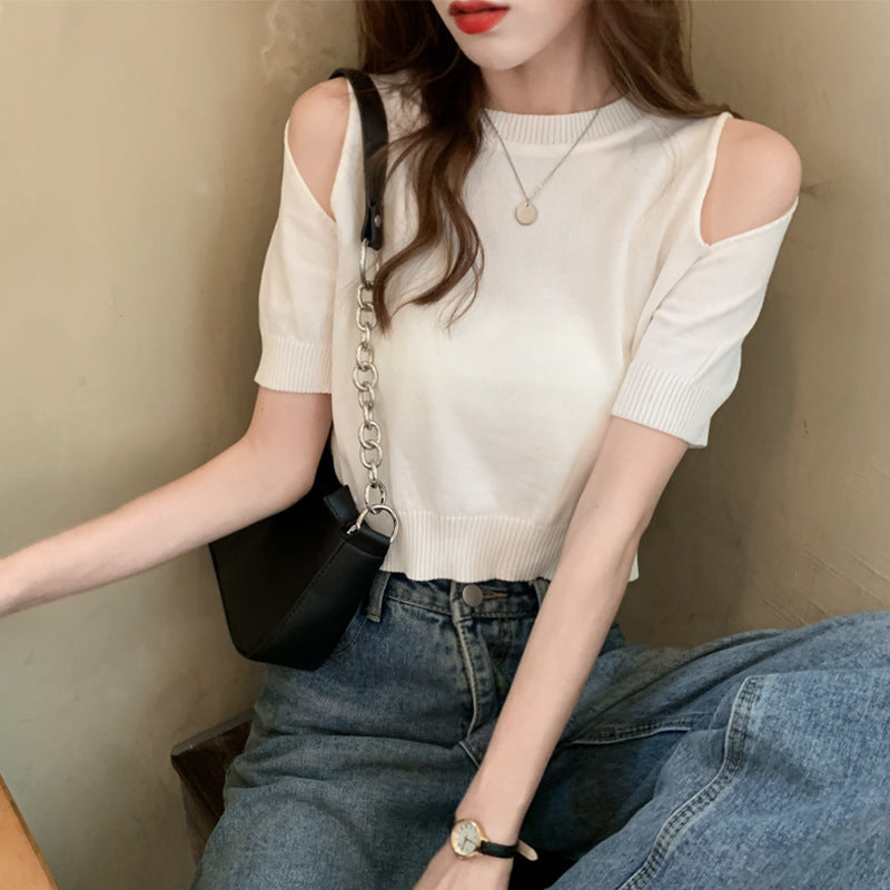 Kvinders cropped top med off-shoulder design og moderne strikkemønster