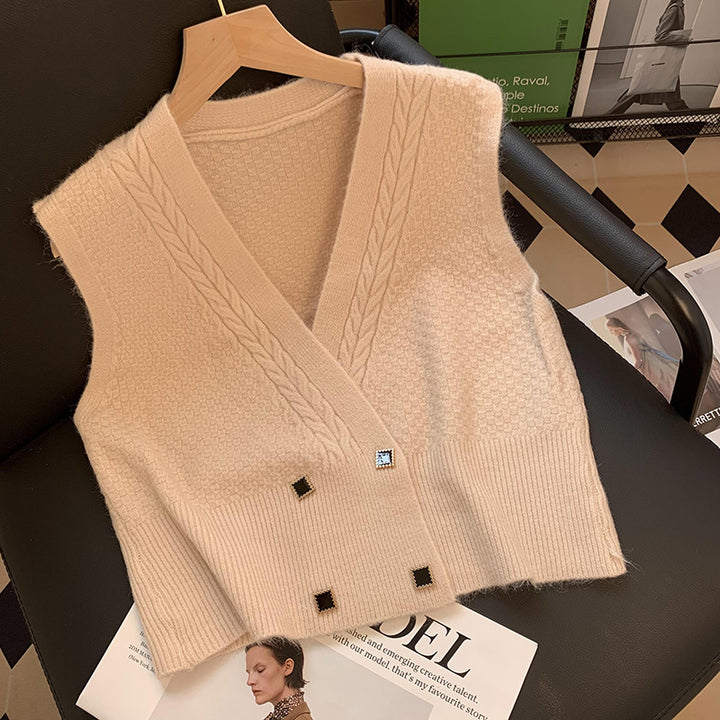 Dame strikket vest med moderne kabelmønster og elegante knapdetaljer Stilla