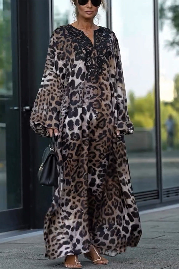 Dame maxikjole med leopardmønster og elegante detaljer Stilla