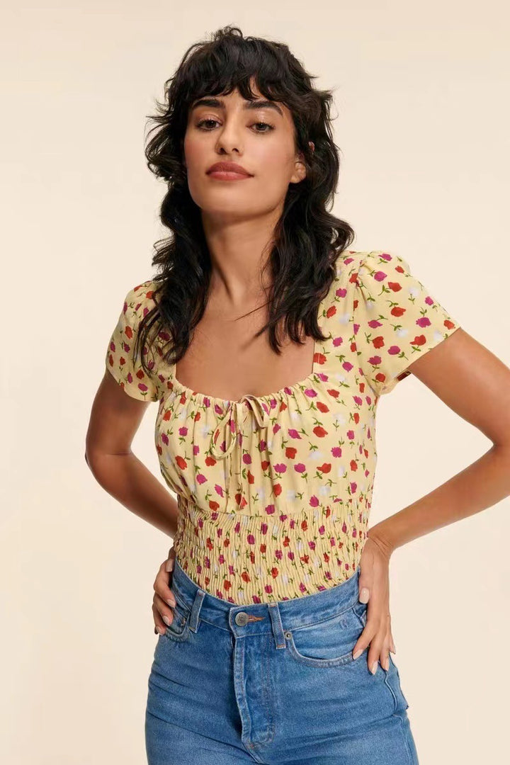Damebluse med elastisk taljeindsamling og smukt blomstertryk Stilla