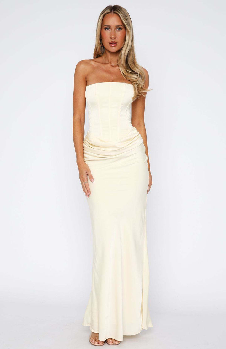 Dame elegant off-shoulder aftenkjole med raffineret flæsekanter Stilla