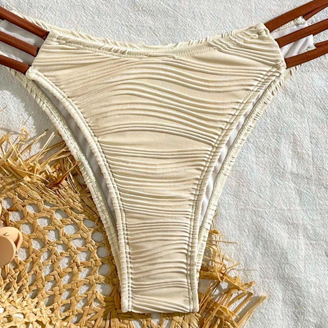 Dame trekant-bikini med elegant rynke design og fashionable strop detaljer Skovae