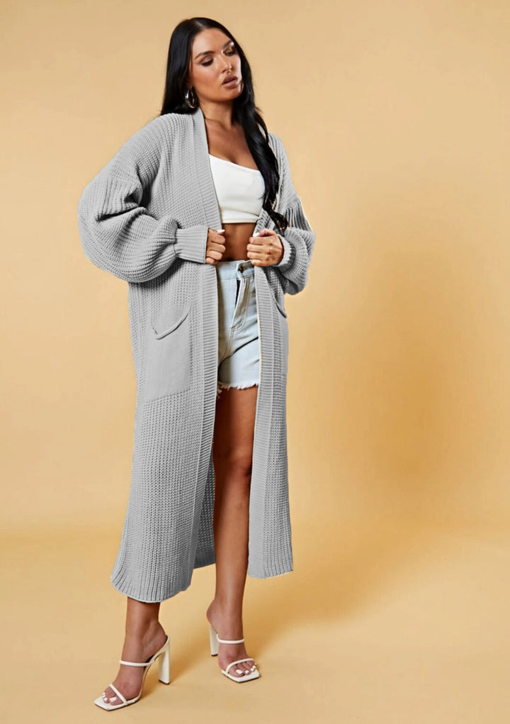 Kvinders lange strikket cardigan med åbent design og praktiske lommer Stilla