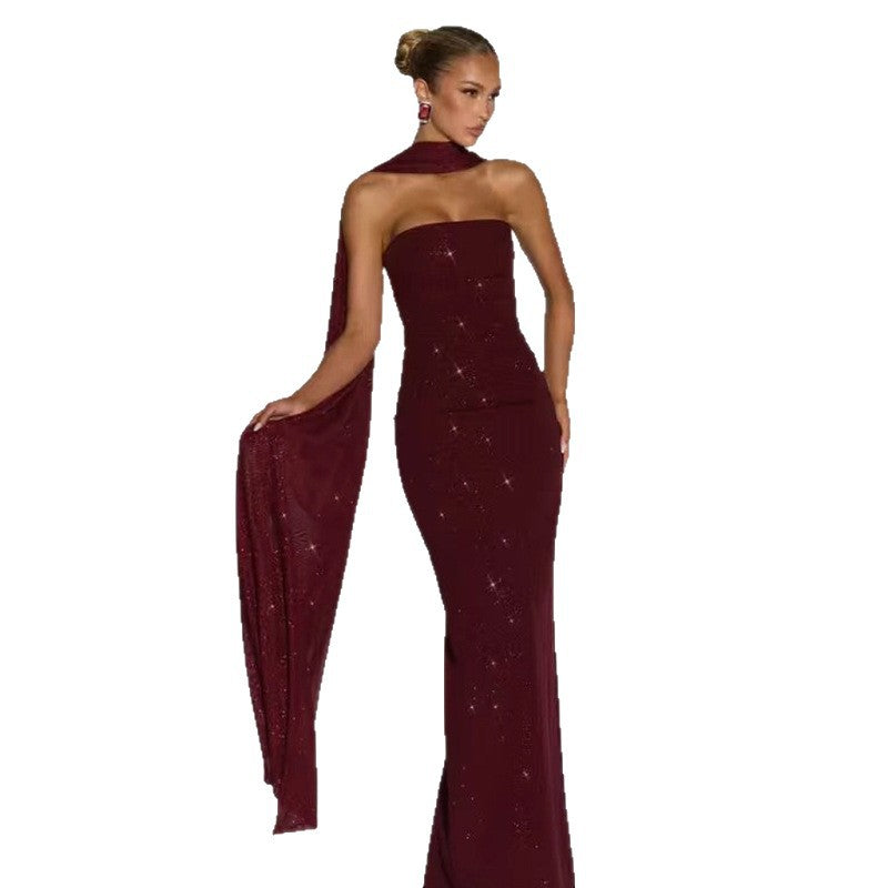 Dame elegante aftenkjole med glitrende paljetter og design uden stropper