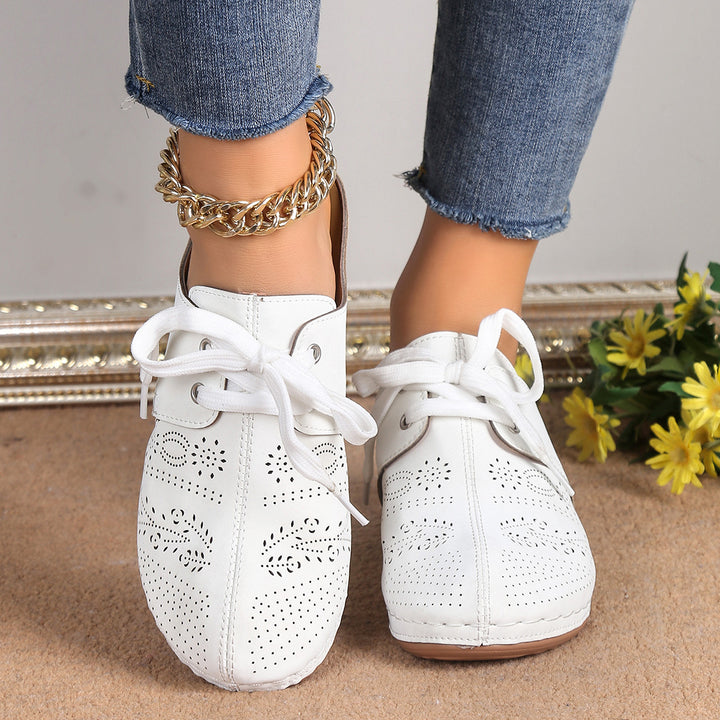 Dame sneakers med elegant snørering og åndbar perforering Stilla