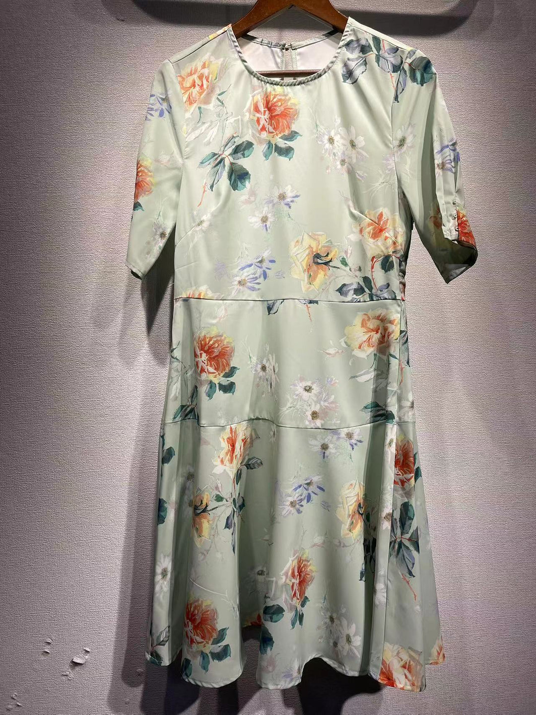 Dame Midi-kjole med blomsterdesign og elegant snit Stilla